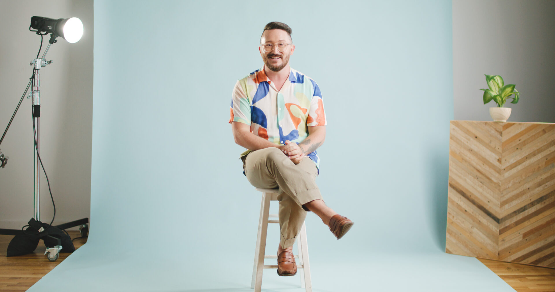 An expert giving a wedding planning Masterclass for the Loverly 